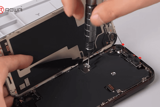 Khám phá linh kiện bên trong iPhone 18 Pro: Tản nhiệt buồng hơi mở rộng và viên pin tăng nhẹ