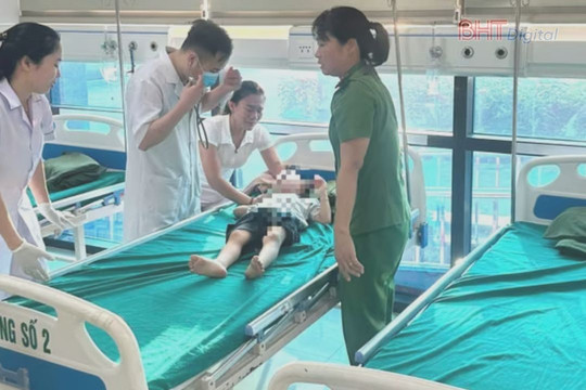 Nữ cảnh sát cơ động cấp cứu bé trai gặp tai nạn trên đường