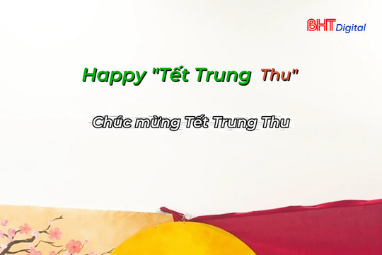 Người nước ngoài lần đầu vẽ mặt nạ giấy bồi và nếm thử bánh Trung thu Việt Nam sẽ như thế nào?