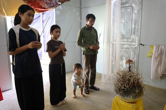 Thương cảnh cha nghèo nuôi 3 con thơ dại