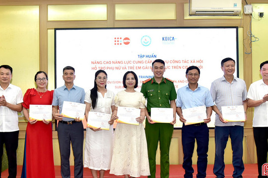 35 cán bộ, cộng tác viên được nâng cao năng lực hỗ trợ phụ nữ, trẻ em gái bị bạo lực
