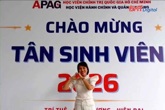 Người mẹ 48 tuổi trở thành tân sinh viên khi hai con đang theo học tiến sĩ