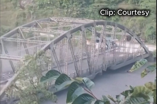 Cầu dân sinh bị cuốn trôi trong đợt lũ quét mới ở Nepal
