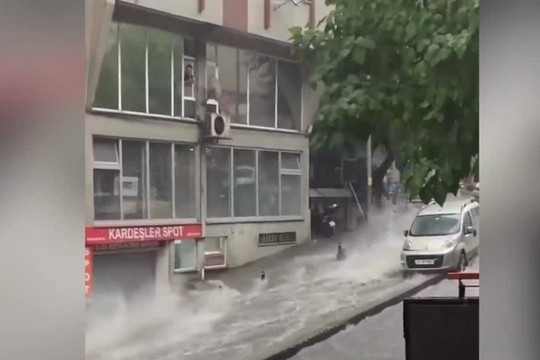 Khoảnh khắc nước lũ cuốn trôi người, ôtô trên đường phố Istanbul
