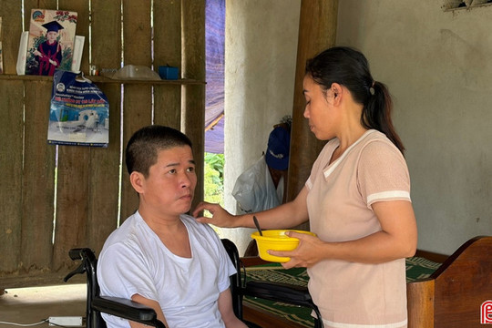 Vòng tay nhân ái: Nỗi lòng người vợ có chồng liệt giường, con thơ suy thận