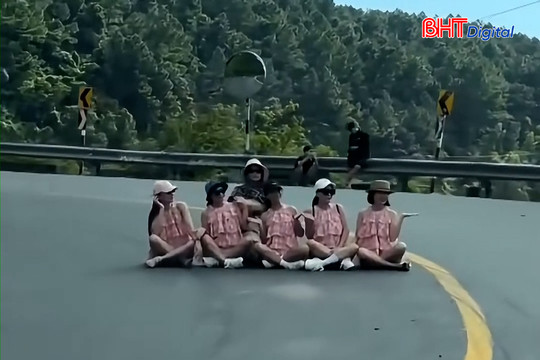 Xử phạt 6 phụ nữ ngồi tạo dáng chụp ảnh giữa khúc cua trên đèo Hải Vân