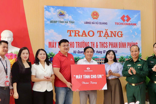 Trao tặng 30 bộ máy tính cho học sinh vùng biên Vũ Quang
