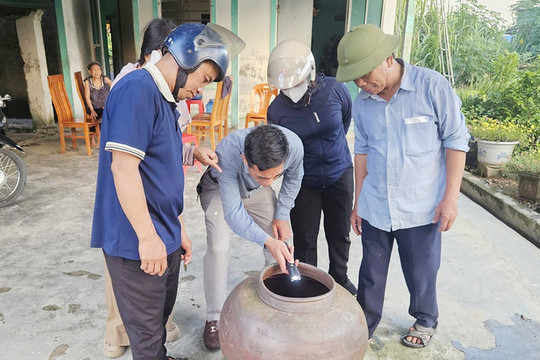 Phòng chống sốt xuất huyết: Đi từng ngõ, gõ từng nhà, rà từng vật dụng chứa nước