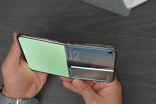 Khám phá cấu trúc bản lề iPhone Duo: Lý do màn hình gập dễ xuất hiện vết nứt và sọc sáng