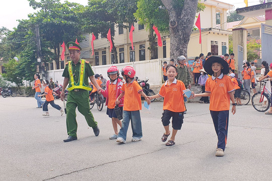 Lập lại trật tự an toàn giao thông trước cổng trường học