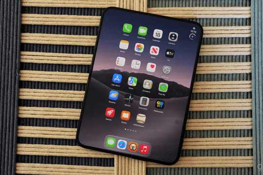 iPhone Duo gặp sự cố nứt màn hình gập: Thách thức độ bền bản lề cùng chi phí sửa 999 USD