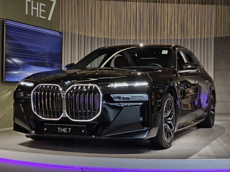 BMW X7 G67: Tùy chọn sơn hai tông màu và nội thất hạng nhất thách thức Mercedes-Maybach