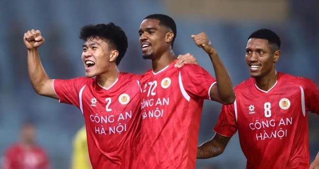 Phạm Lý Đức ghi điểm với HLV Polking sau chiến thắng 6-1 của CAHN trước Tampines Rovers