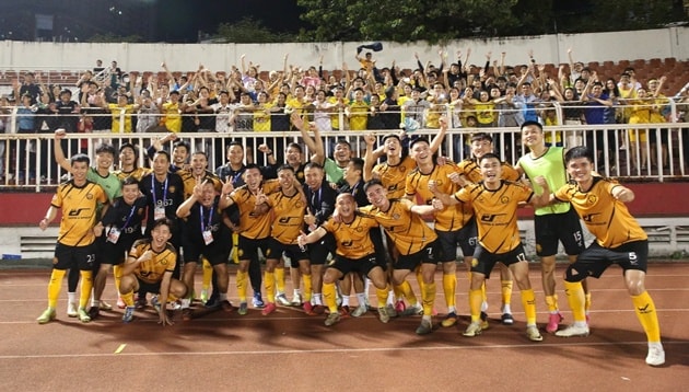 Bầu Đệ thưởng nóng 300 triệu đồng sau kỳ tích của Thanh Hóa trước CA TP.HCM