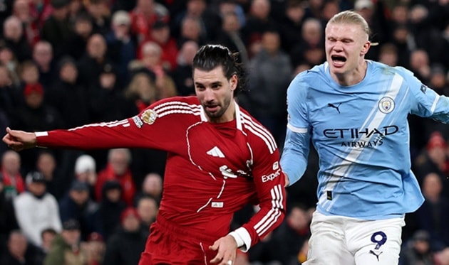 VAR gây tranh cãi tại Anfield: Liverpool mất người, Man City hụt chiến thắng phút cuối