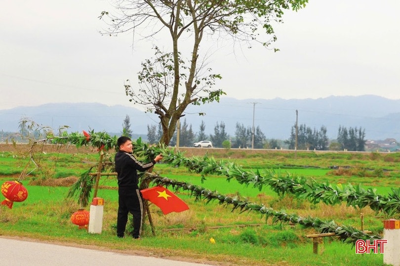 Dịch vụ dựng nêu Tết “cháy lịch” ngày 23 tháng Chạp