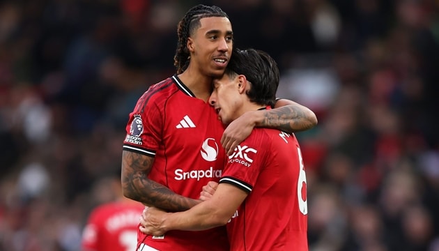 Michael Carrick đối mặt thử thách nhân sự: Leny Yoro là lời giải cho hàng thủ MU?