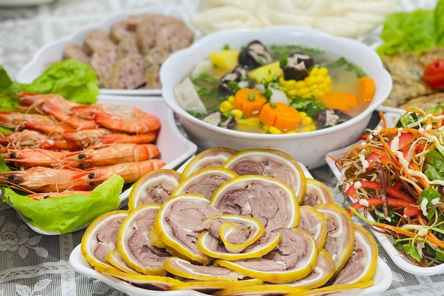 Tai heo cuộn bắp bò ủ muối - món ngon dễ làm cho mâm cỗ ngày Tết