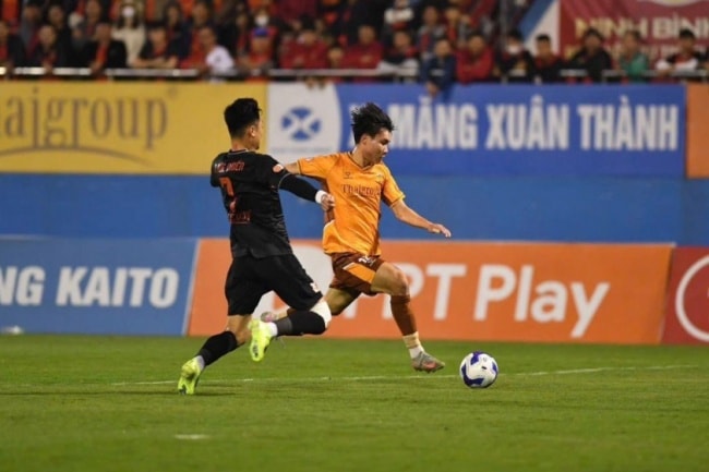 Nguyễn Minh Tâm: "Viên ngọc thô" 1m80 rực sáng giải bài toán tiền đạo cho HAGL