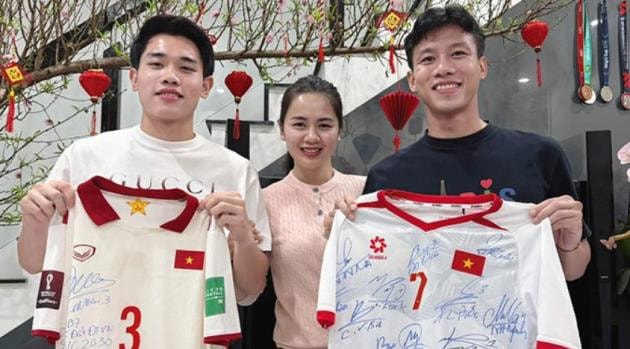 Quế Ngọc Hải trao áo đấu, gửi gắm giấc mơ World Cup 2030 cho Đình Bắc
