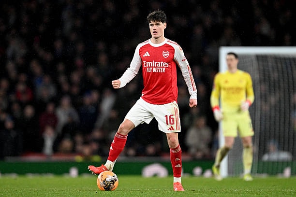 Arsenal khủng hoảng hàng thủ khi Ben White và Calafiori đồng loạt dính chấn thương