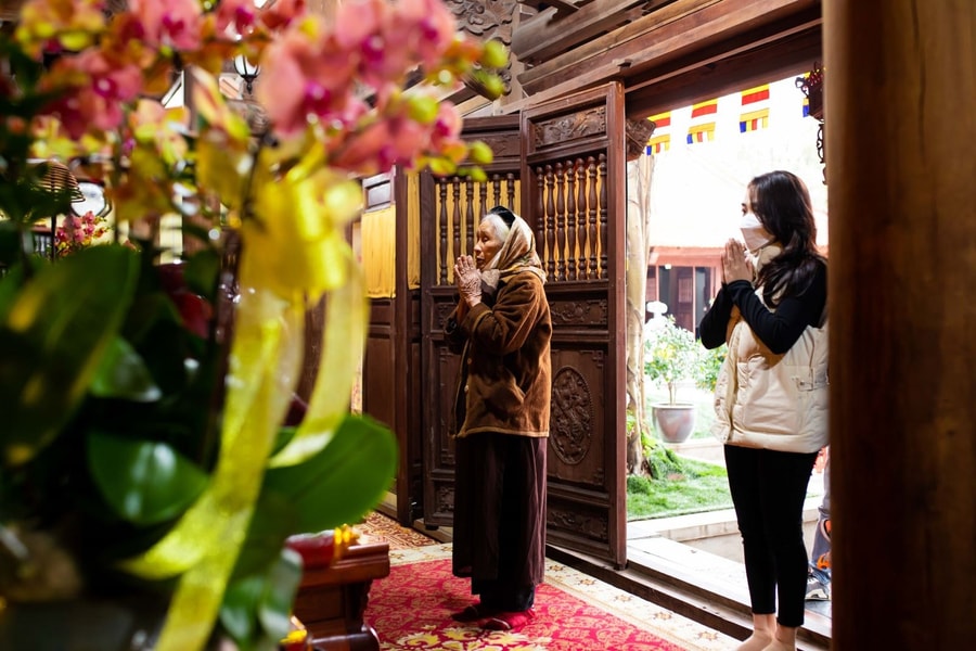 Đi lễ chùa đầu năm Bính Ngọ 2026: Văn khấn, thứ tự hành lễ và cách sắm lễ đúng cách