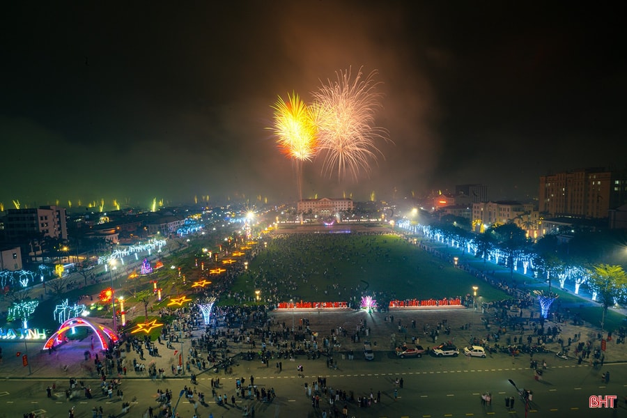 Ngắm màn pháo hoa rực sáng chào năm mới ở Hà Tĩnh