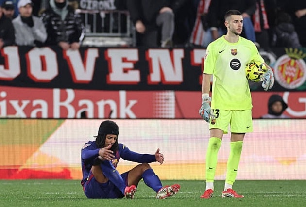 Joan Garcia rực sáng với 7 pha cứu thua trong ngày Barcelona gục ngã trước Girona