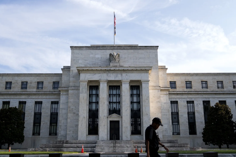 Fed lo ngại lạm phát giảm chậm, để ngỏ khả năng tăng lãi suất nếu cần thiết