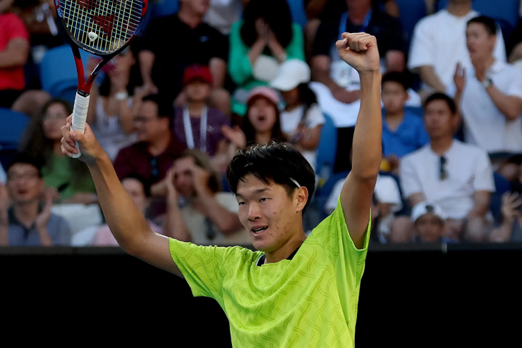 Michael Zheng và cú sốc Australian Open 2026: Khi tay vợt sinh viên đánh bại hệ thống