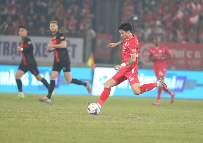 Đoàn Văn Hậu tái xuất: HLV Kim Sang-sik và 'cơn đau đầu dễ chịu' tại Đội tuyển Việt Nam