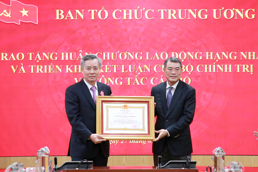 Hai phó ban Tổ chức Trung ương nghỉ công tác