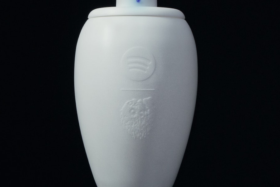 Spotify và Liquid Death ra mắt loa Bluetooth hình hũ tro cốt Eternal Playlist Urn