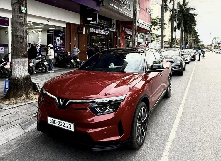 VinFast VF 8: Chủ xe tại Hà Nội tiết kiệm 25 triệu đồng mỗi tháng sau 20.000 km