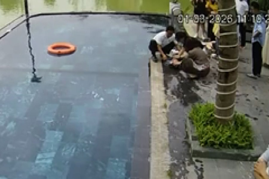 Bé trai ngừng tim ở khu du lịch, bác sĩ kịp thời giành lại sự sống