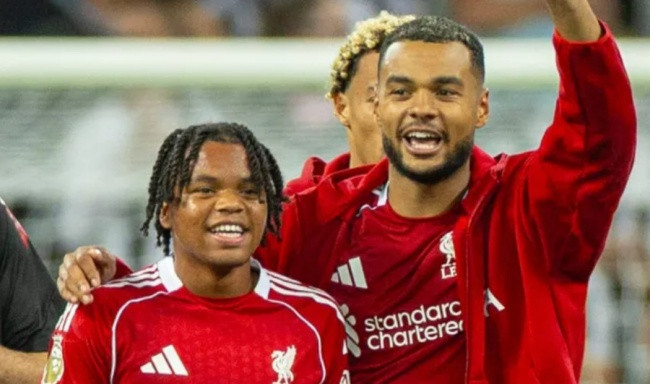 Arne Slot đối mặt sức ép để Rio Ngumoha đá chính sau thất bại của Liverpool trước Wolves