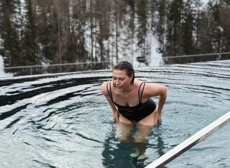 Maria Sharapova khoe thần thái rạng rỡ ở tuổi 38 giữa trời tuyết Dolomites