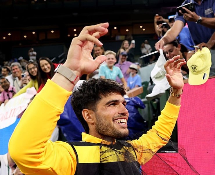 Carlos Alcaraz gây bất ngờ với bộ đồ con ong tại Indian Wells 2026