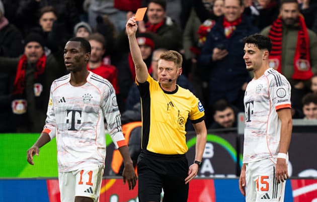 Mưa thẻ đỏ và kịch tính VAR: Bayern Munich chia điểm nghẹt thở với Leverkusen