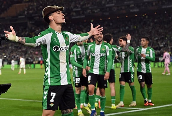 Antony bùng nổ giúp Real Betis vùi dập Panathinaikos 4-0 để vào tứ kết Europa League