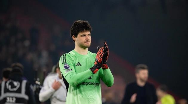 Senne Lammens tỏa sáng giúp Man Utd giữ lại 1 điểm trong trận hòa kịch tính tại Vitality