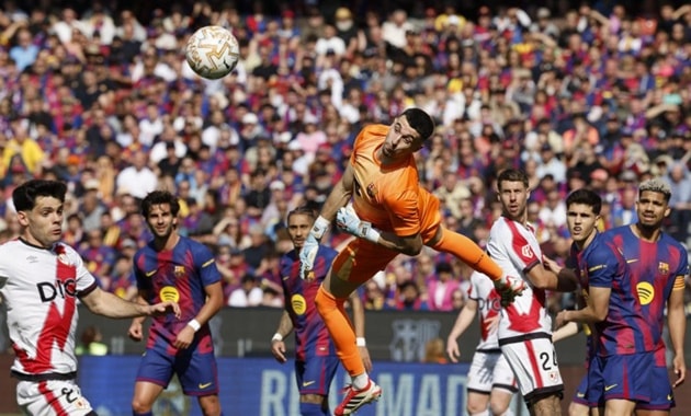 Joan Garcia rực sáng giúp Barcelona hạ Rayo Vallecano 1-0 để xây chắc ngôi đầu La Liga