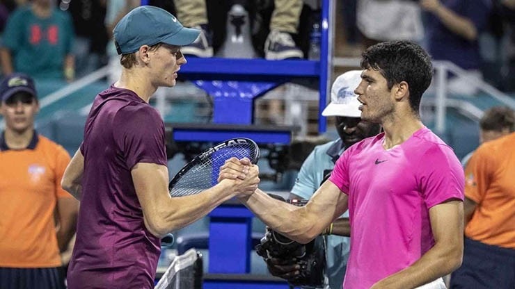 Jannik Sinner đe dọa ngôi vị số 1 thế giới của Carlos Alcaraz sau cú sốc Miami Open