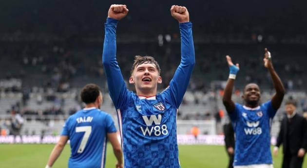 Manchester United tái khởi động thương vụ Chris Rigg sau màn trình diễn rực sáng trước Newcastle