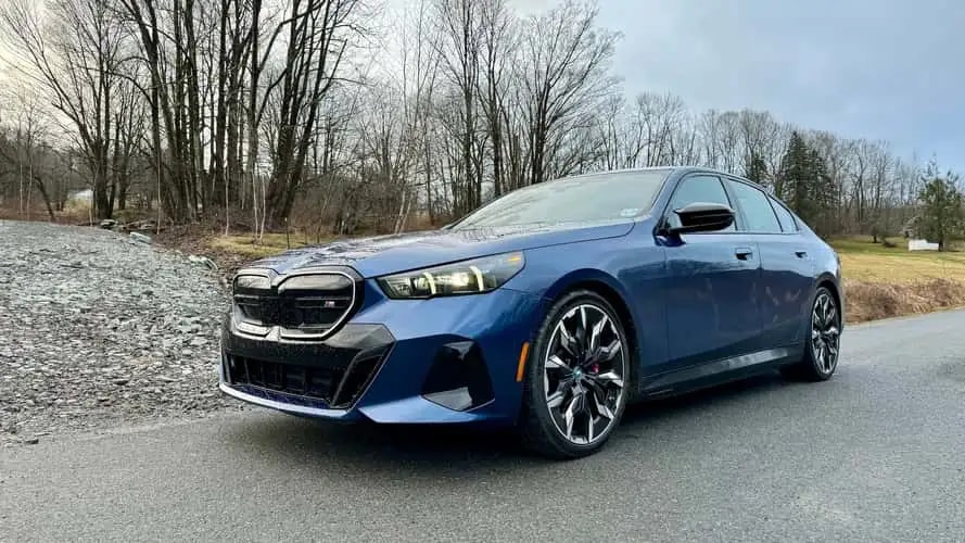 BMW i5 2026 tại Mỹ đồng loạt dùng chuẩn sạc Tesla NACS: Mở rộng hạ tầng sạc cực nhanh