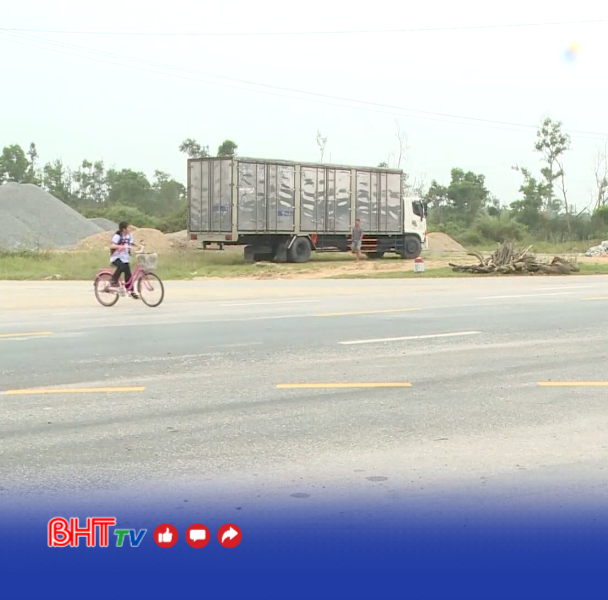 Nguy hiểm rình rập tại ngã 5 giao quốc lộ 15B với đường liên xã Đồng Tiến