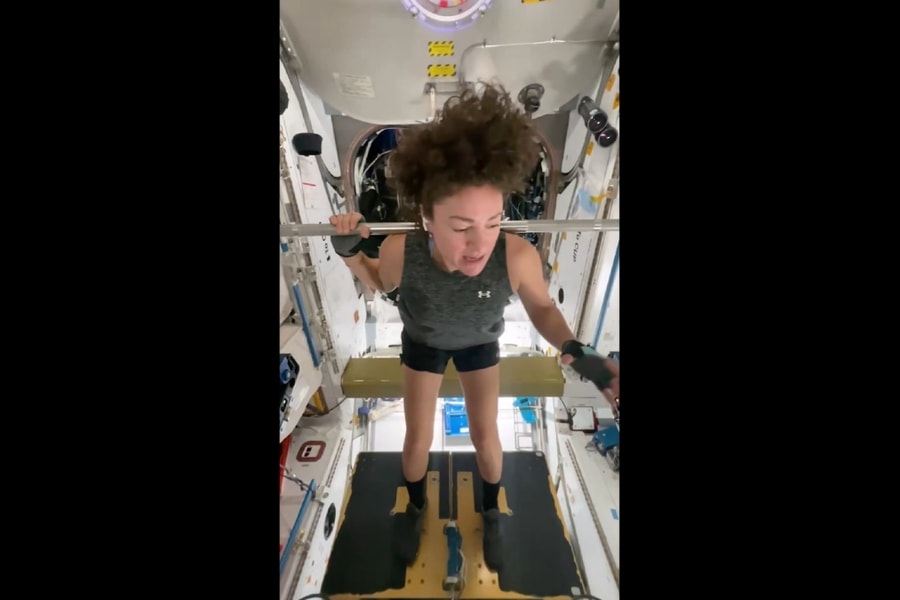 iPhone 17 Pro Max và AirPods đồng hành cùng các phi hành gia NASA ngoài không gian