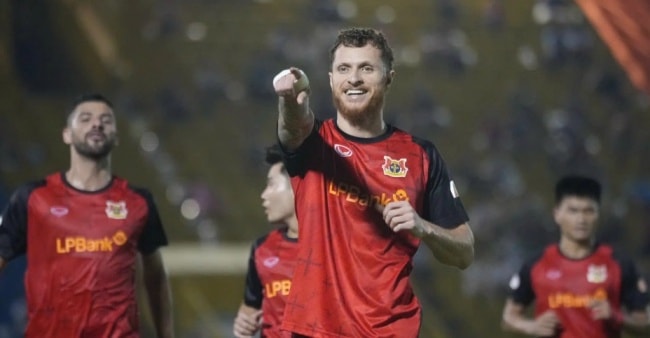 Văn Thuận ghi bàn phút 90+5 giúp Ninh Bình hạ Becamex TPHCM 2-1