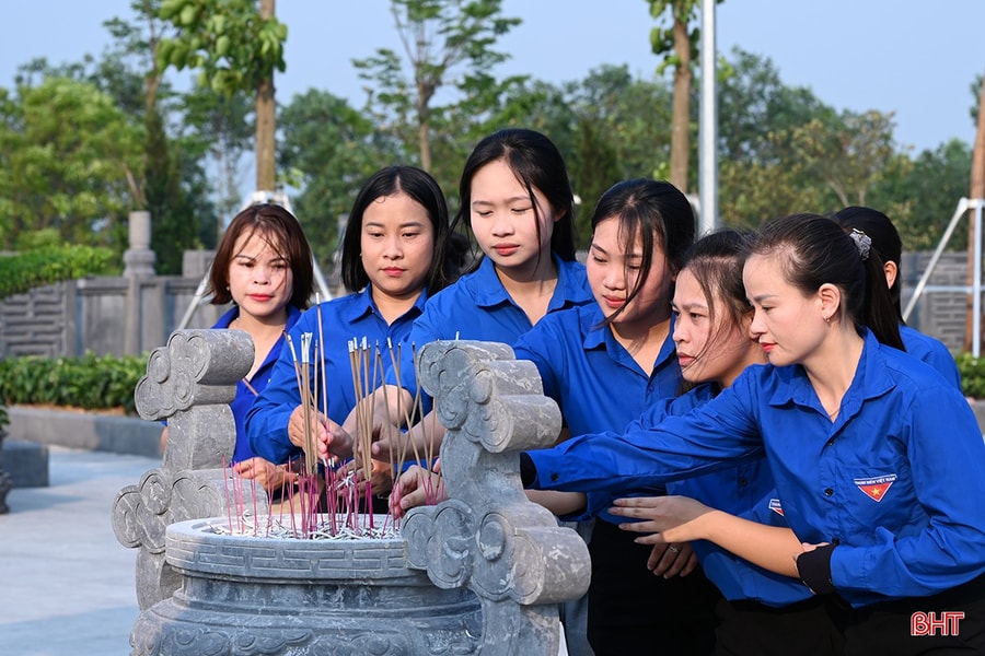 Đông đảo các tầng lớp nhân dân tri ân Tổng Bí thư Hà Huy Tập