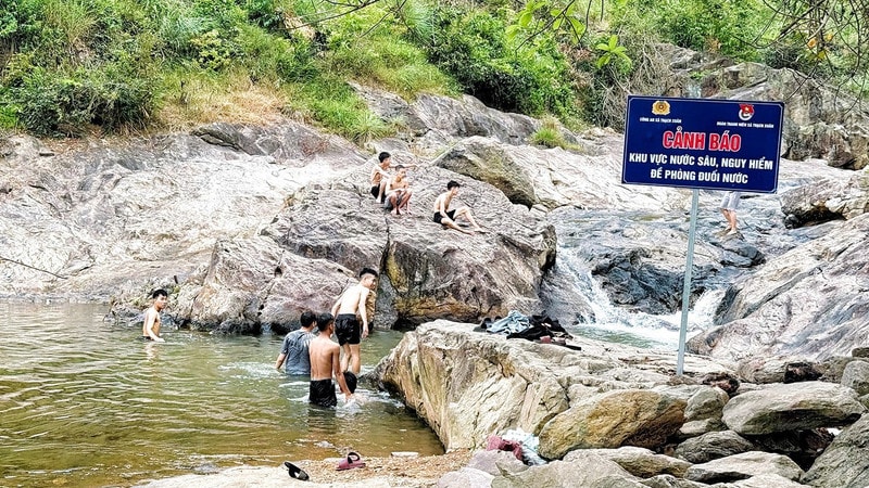 Bất chấp cảnh báo đuối nước, nhiều trẻ em vẫn tắm ở hồ Khe Xai